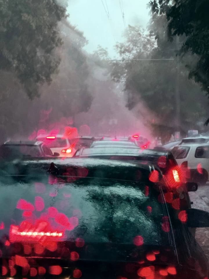 odessa-ukhodit-pod-vodu-iz-za-nepogodi-trolleibusi-i-tramvai-ostanovilis-vlasti-gotovi-otkrit-punkti-nesokrushimosti