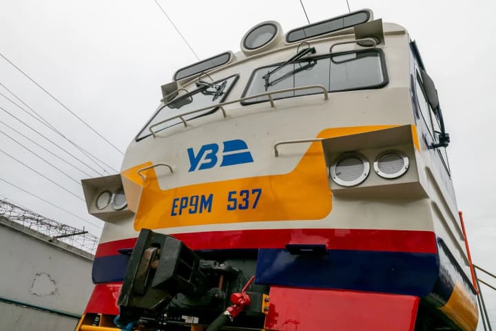 in-chernihiv-region-russia-shelled-railway-infrastructure-for-the-second-time-in-a-day-trains-will-run-with-delays-uz