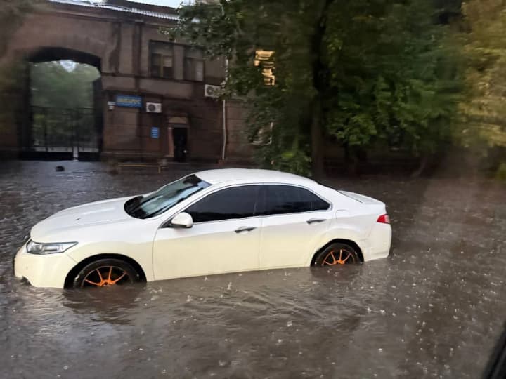 bolshaya-voda-v-odesse-posledstviya-nepogodi-likvidiruyut-bolee-320-chelovek-ryad-ulits-perekrili