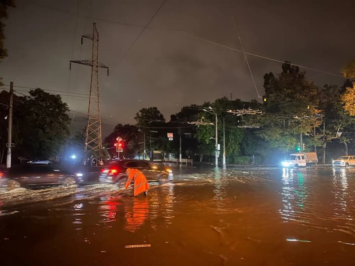 in-odesa-almost-two-months-worth-of-precipitation-fell-in-just-7-hours-residents-are-asked-to-stay-home