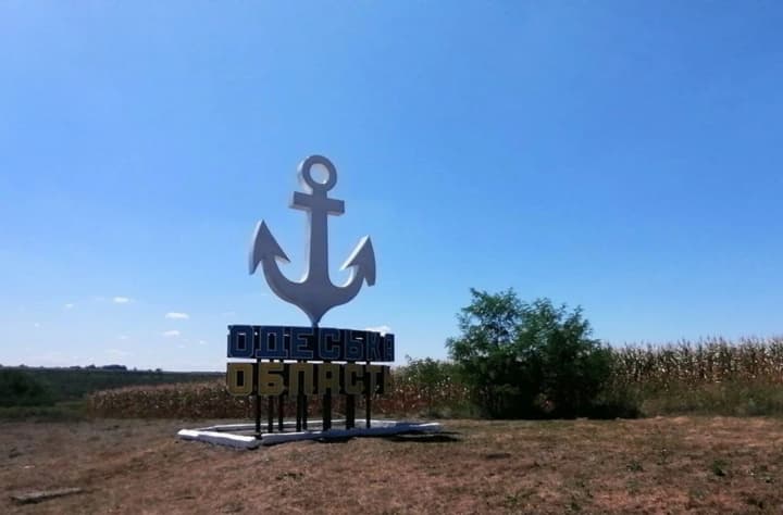 rosiia-masovano-atakuvala-depo-ukrzaliznytsi-v-odesi-mashynist-poranenyi