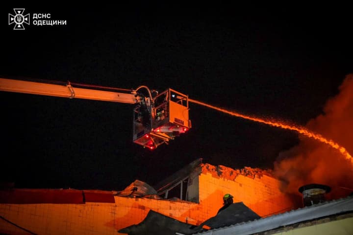 dvoie-postrazhdalykh-ta-pereboi-zi-svitlom-na-odeshchyni-pislia-nichnoi-ataky-rf