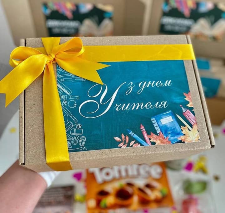 den-uchytelia-2025-shcho-podaruvaty-pedahohu