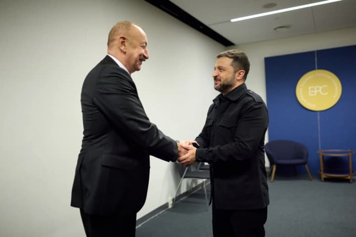 zelenskyi-ta-aliiev-obhovoryly-dyplomatychnu-robotu-ta-enerhetychnu-spivpratsiu