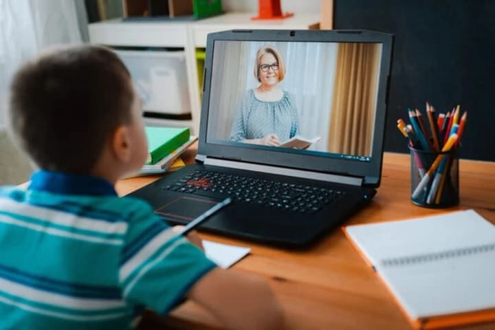 blekaut-v-nezhine-iz-za-otklyucheniya-sveta-uchebnie-zavedeniya-perekhodyat-na-distantsionku