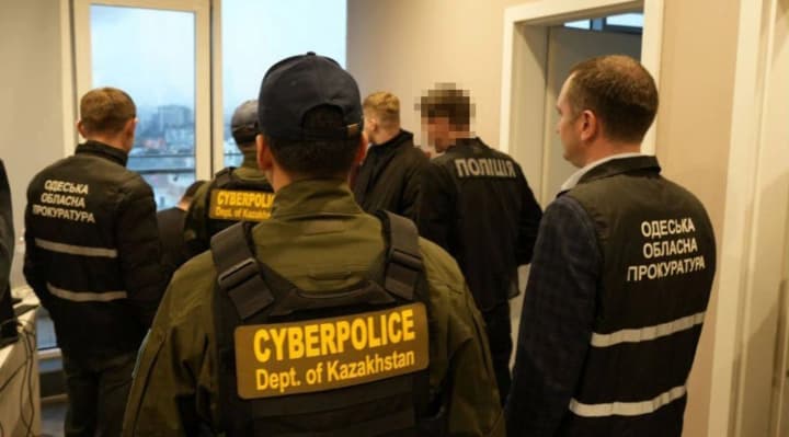 oshukaly-liudei-na-ponad-92-tysiach-dolariv-pravookhorontsi-ukrainy-i-kazakhstanu-likviduvaly-shakhraiskyi-call-tsentr-v-odesi