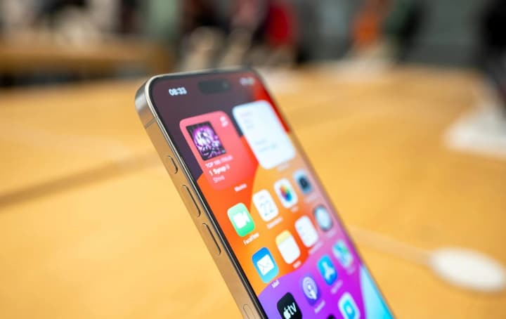 apple-under-pressure-from-the-trump-administration-removed-apps-for-tracking-immigration-service-agents