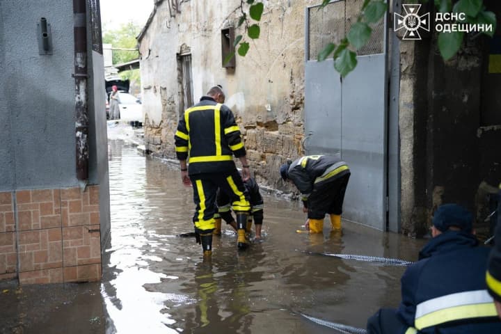 bolshaya-voda-v-odesse-spasateli-chetvertie-sutki-likvidiruyut-posledstviya-nepogodi-raboti-prodolzhayutsya-v-13-lokatsiyakh