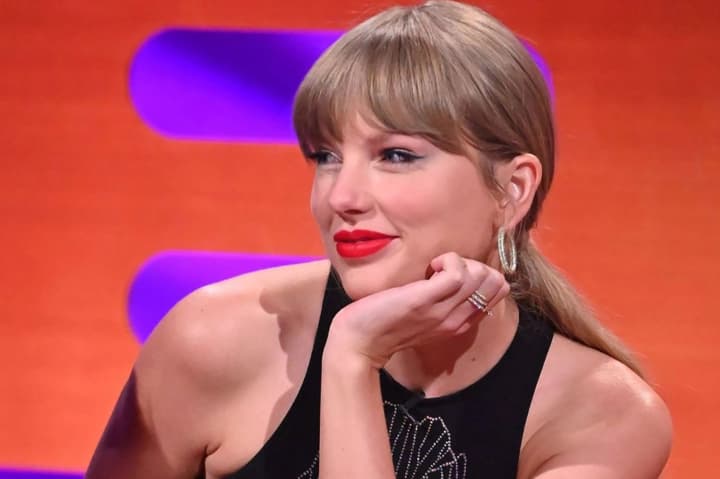 teilor-svift-na-populiarnomu-brytanskomu-shou-vrazhala-obruchkoiu-vid-trevisa-kelsa