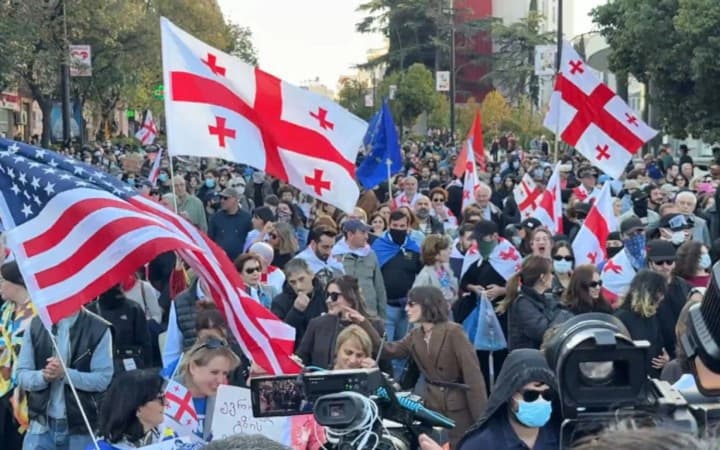 u-tbilisi-tryvaie-masshtabna-aktsiia-protestu-pid-chas-mistsevykh-vyboriv
