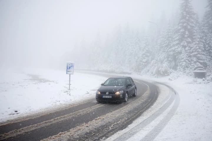 snegopad-nakril-zapadnie-balkani-i-velikobritaniyu-tisyachi-lyudei-ostalis-bez-sveta-dorogi-zablokirovani