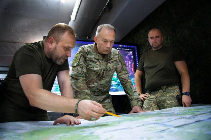 glavnii-fokus-fronta-uchastki-gde-slozhnee-vsego-tam-brigadi-poluchat-rezervi-boepripasi-i-bpla-sirskii