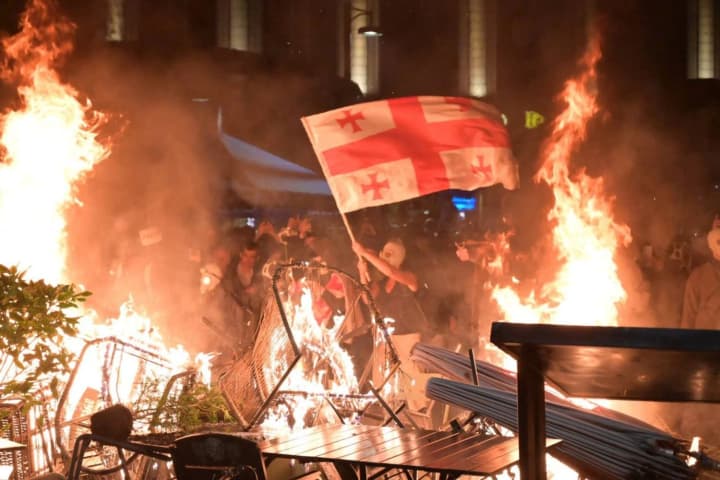 v-tbilisi-posle-stolknovenii-vozbuzhdeni-ugolovnie-dela-postradali-14-politseiskikh