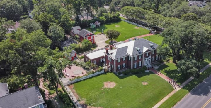 olimpiiska-chempionka-oksana-baiul-prodaie-u-ssha-svii-rozkishnyi-100-richnyi-osobniak