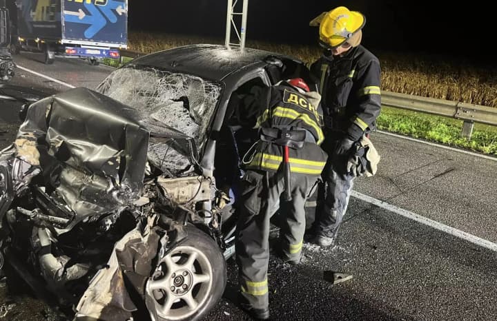 dtp-na-kirovohradshchyni-zahynuly-dvoie-liudei-yikhni-tila-deblokuvaly-z-ponivechenoho-avto