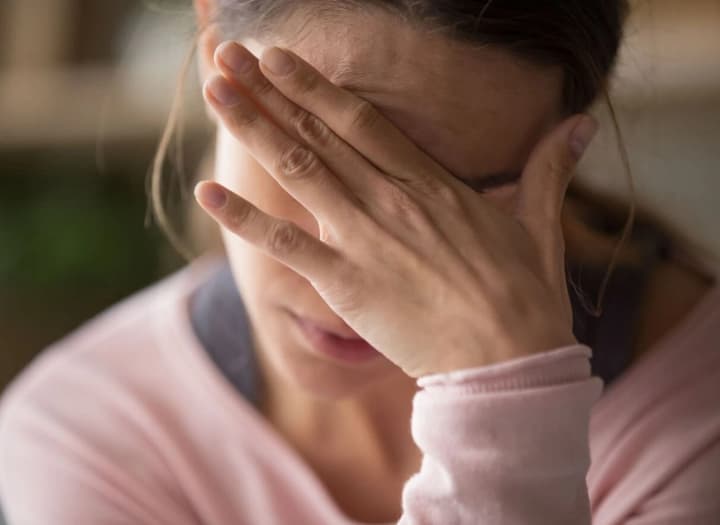 issledovateli-obnaruzhili-neozhidannuyu-svyaz-mezhdu-samootsenkoi-i-vigoraniem-kakova-rol-negativnikh-mislei