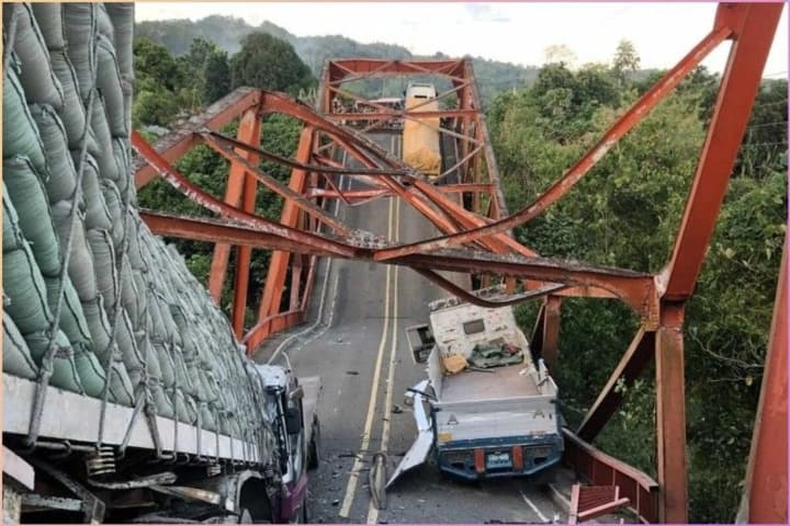 pigcatan-bridge-collapses-in-the-philippines-trucks-stuck-traffic-blocked