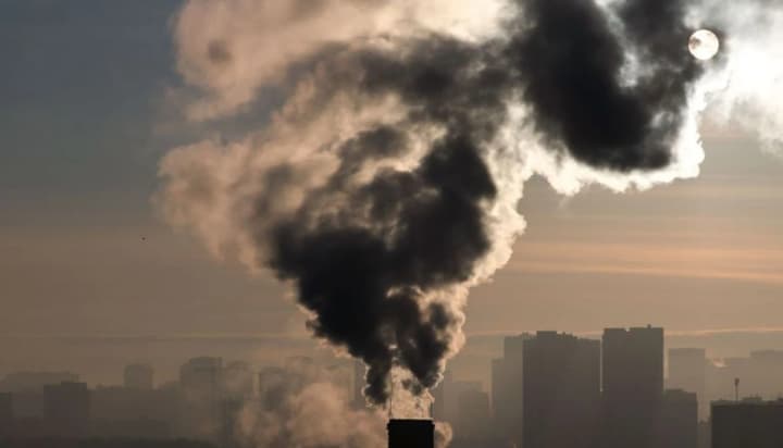 zamknutii-krug-kotorii-razrushaet-vse-vokrug-voennaya-ekonomika-rf-vedet-mir-k-klimaticheskoi-katastrofe