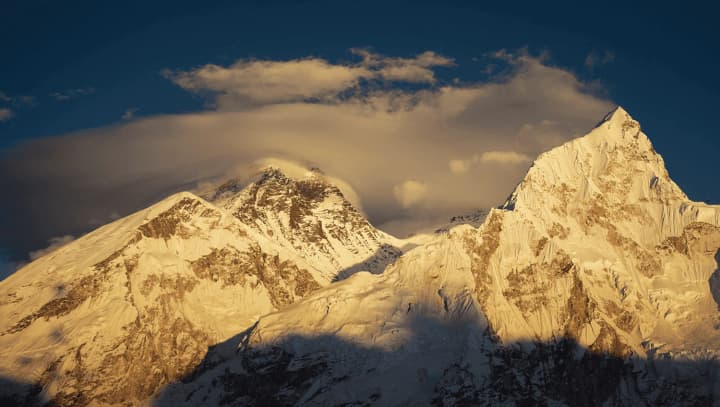 snezhnii-shtorm-na-evereste-sotni-turistov-zablokirovani-yest-pogibshie