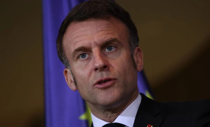 makron-shukaie-rozrady-bilia-seny-v-toi-chas-yak-u-frantsii-zrostaiut-zaklyky-do-yoho-vidstavky-reuters