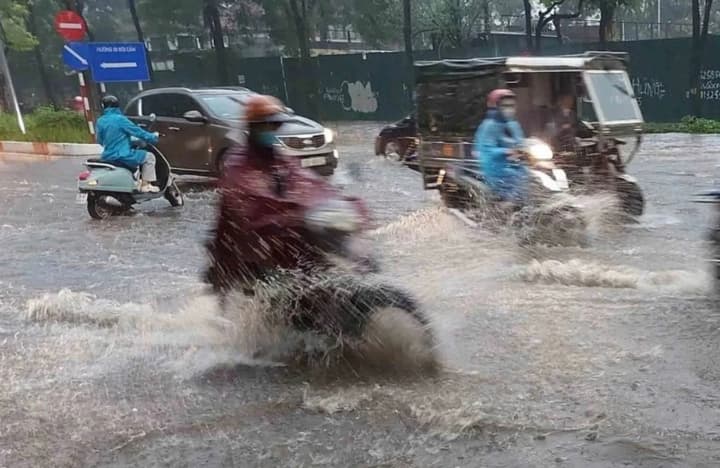 khanoi-ukhodit-pod-vodu-taifun-matmo-vizval-silnie-navodneniya-meteorologi-prognoziruyut-yeshche-tri-shtorma-do-kontsa-goda