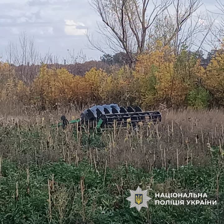 traktorist-v-kharkovskoi-oblasti-naekhal-na-vzrivnoe-ustroistvo-poluchil-neznachitelnie-travmi