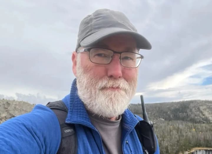 nobelevskii-laureat-uznal-o-premii-vo-vremya-pokhoda-v-skalistikh-gorakh