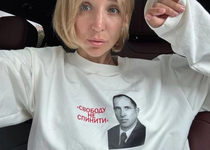 bloherka-mandziuk-odiahnula-svitshot-iz-zobrazhenniam-bandery-dlia-poizdky-do-polshchi-chomu-yii-rozkrytykuvaly-ukraintsi