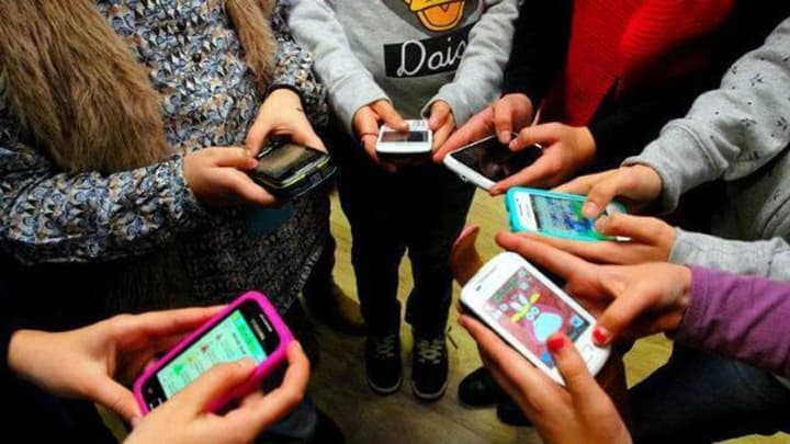 in-crimea-the-occupiers-check-schoolchildrens-phones-for-vpn-and-ukrainian-language