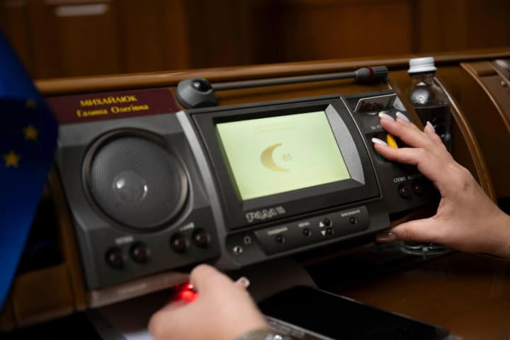 rada-vyznala-nemozhlyvist-mistsevykh-vyboriv-pid-chas-viiny-tse-dozvolyt-prodovzhuvaty-robotu-hromadam-meram-i-radam