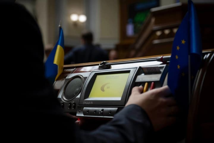 natsionalnu-ustanovu-rozvytku-skhvalyv-parlament-shcho-oznachaie-dlia-biznesu-ta-vidnovlennia-poiava-banku-bankiv