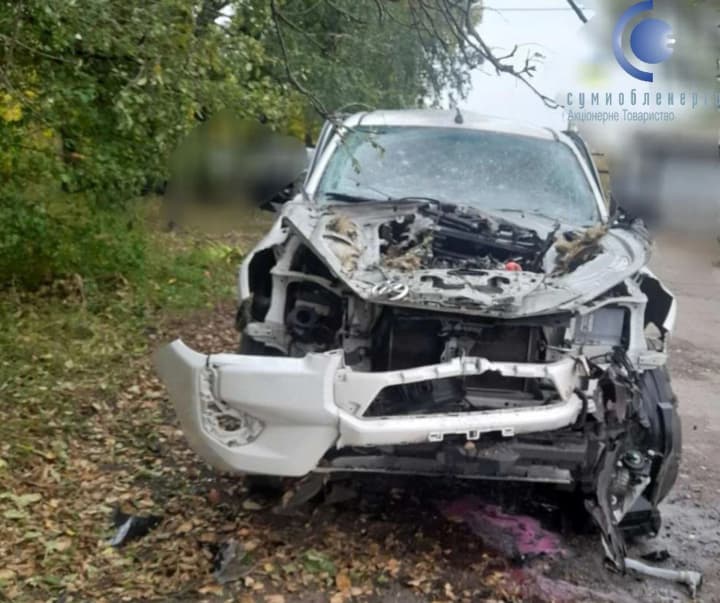 rosiiskyi-bezpilotnyk-potsilyv-v-avtomobil-enerhetykiv-na-sumshchyni