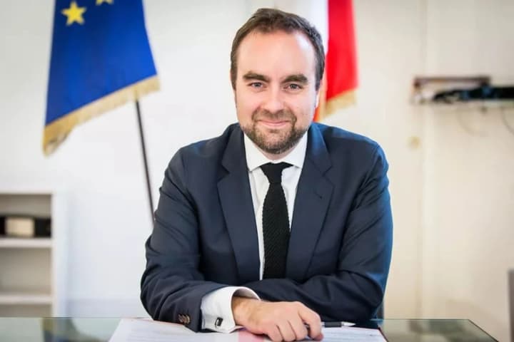 nastupnoho-premiera-frantsii-pryznachat-protiahom-48-hodyn-lekorniu