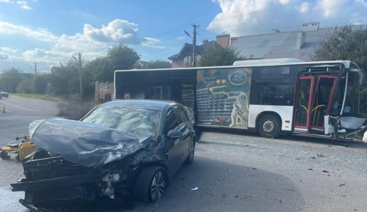 car-collides-with-shuttle-bus-in-lviv-region-five-people-injured