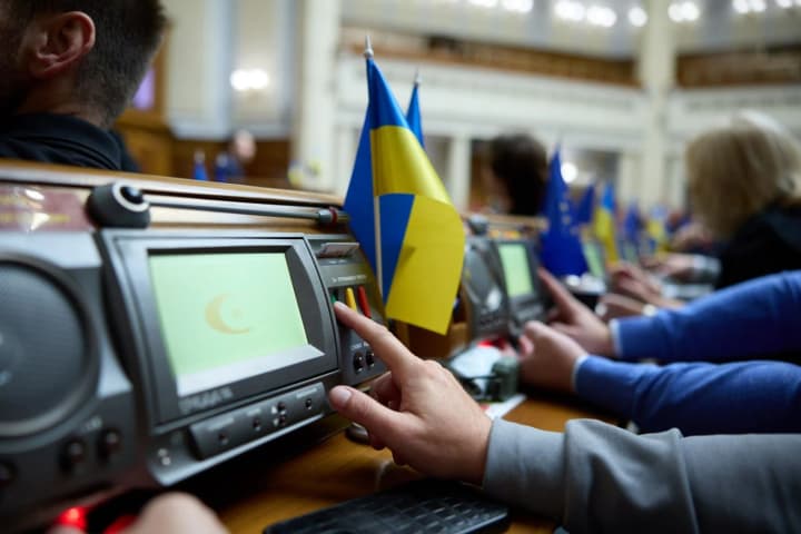 rada-prypynyla-povnovazhennia-nardepa-kolisnyk-khto-zaime-yii-mistse-u-sluzi-narodu