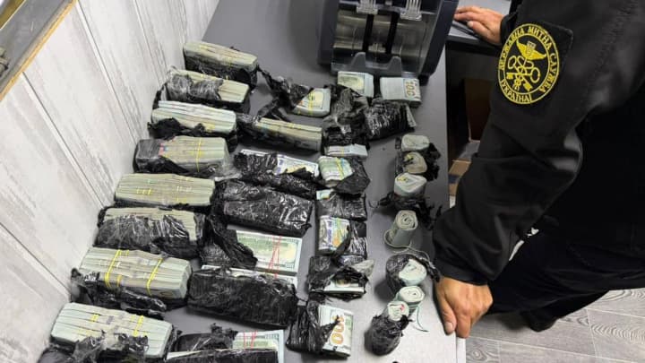 zhenshchina-pitalas-vivezti-iz-ukraini-pochti-million-dollarov-nalichnimi-pod-kapotom-avto