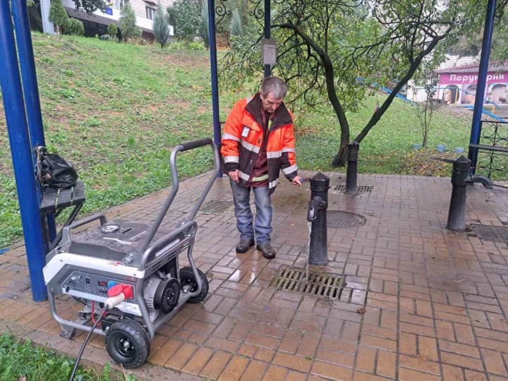 na-tli-pereboiv-z-vodoiu-pislia-ataky-rf-do-heneratoriv-pidkliuchyly-biuvety-po-vsomu-kyievu-detali