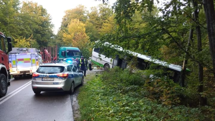 avtobus-z-uchniamy-zitknuvsia-z-vantazhivkoiu-v-polshchi-shist-liudei-u-likarni
