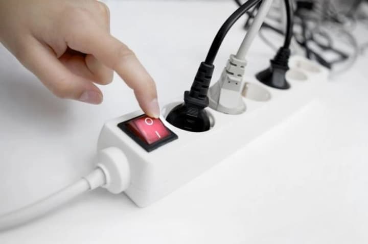 yak-treba-povodytysia-z-elektropryladamy-koly-vymykaiut-svitlo-riatuvalnyky-daly-porady