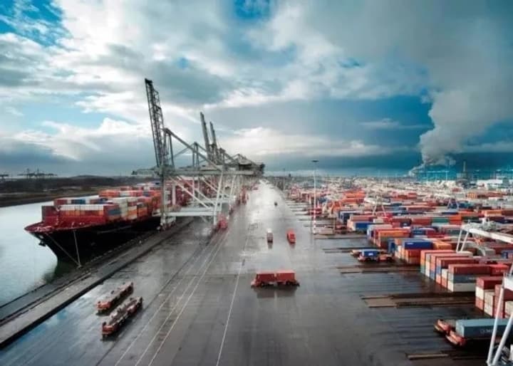 rotterdam-port-workers-suspend-strike-for-five-days-for-negotiations
