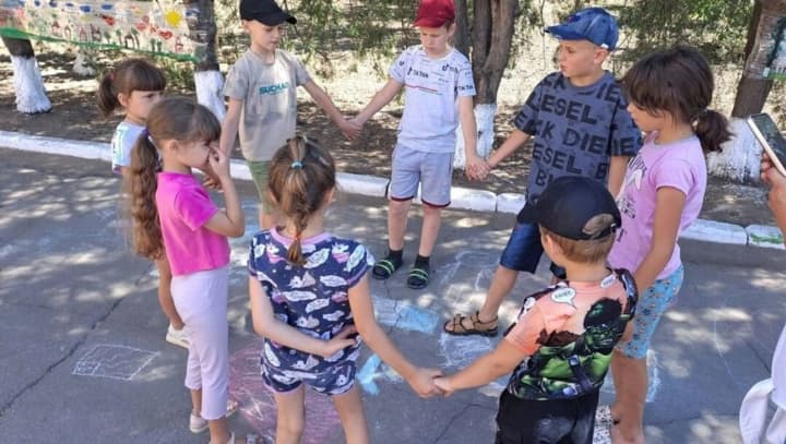 partiya-putina-vivozit-ukrainskikh-detei-s-vot-khersonshchini-v-novorossiisk-tsns