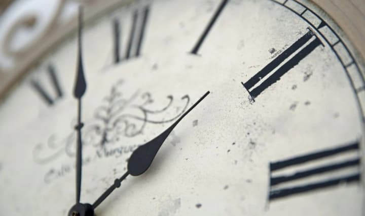 perekhod-na-zimnee-vremya-kogda-perevodit-strelki-chasov-v-ukraine-i-kak-eto-vliyaet-na-organizm