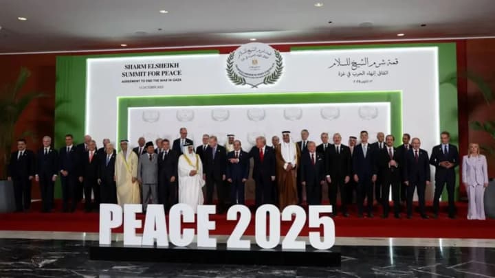 vse-ulibaites-mirovie-lideri-sdelali-sovmestnoe-foto-na-fone-tablichki-peace-2025-posle-soglasheniya-po-gaze