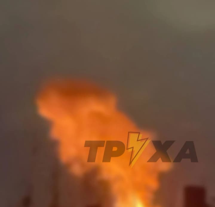 v-kharkove-vspikhnul-masshtabnii-pozhar-posle-udara-rf-v-sotssetyakh-soobshchayut-o-pereboyakh-s-vodoi-i-svetom