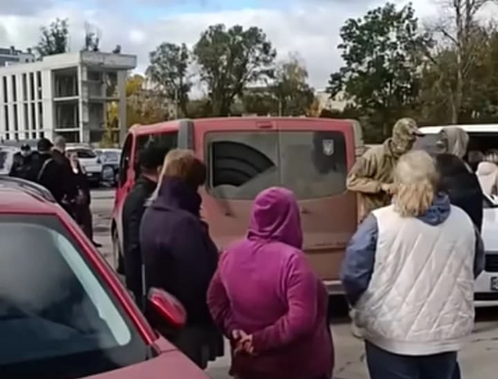 u-ternopoli-stalasia-masova-sutychka-mizh-ttsk-politsiieiu-ta-tsyvilnymy-zmi