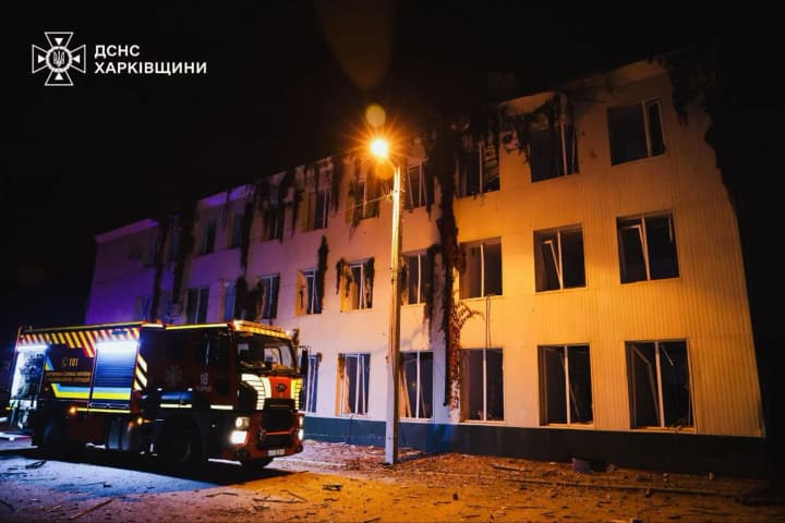 vrazheskii-aviaudar-po-kharkovu-chislo-postradavshikh-vozroslo-spasateli-pokazali-posledstviya-ataki