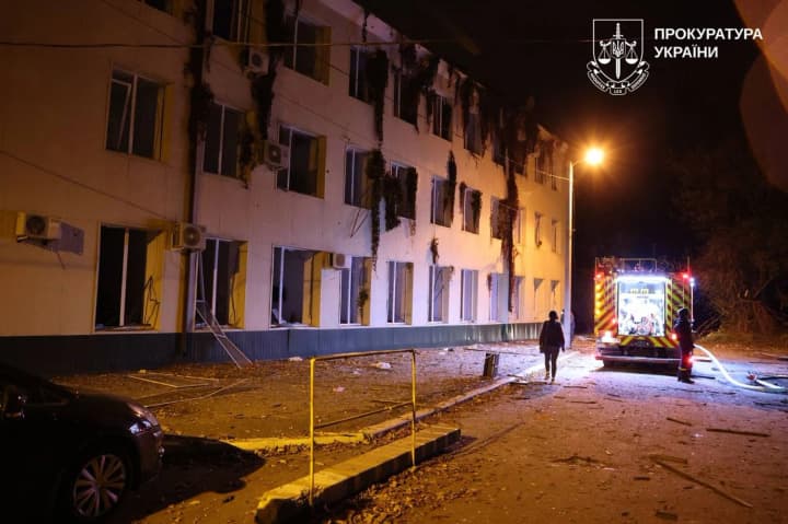 russian-attack-on-a-hospital-in-kharkiv-left-7-injured-50-patients-with-stress-new-footage-of-the-aftermath
