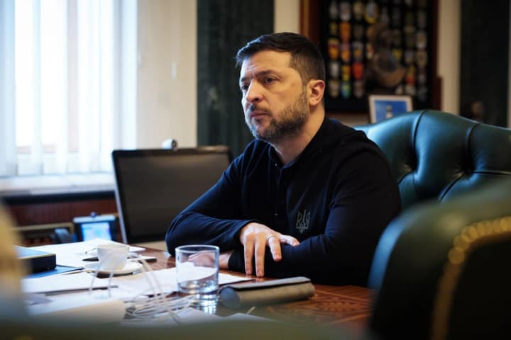 zelenskii-podpisal-ukaz-v-otnoshenii-nekotorikh-lits-s-rossiiskim-grazhdanstvom-detali