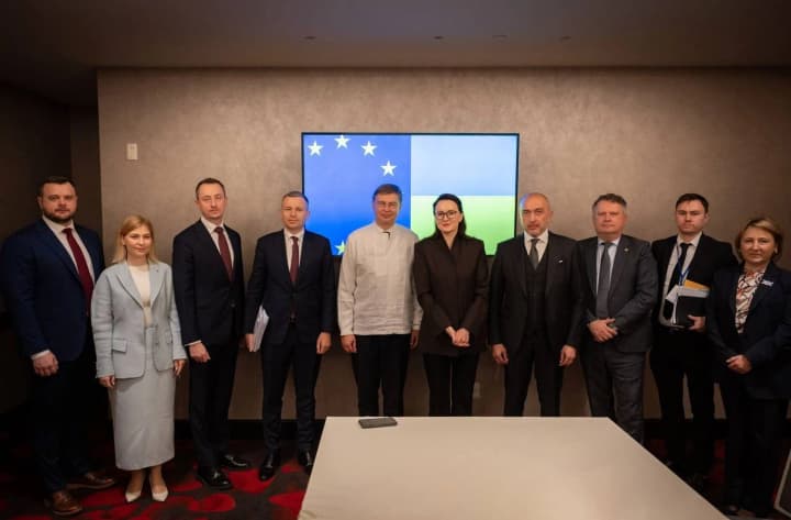 prodolzhenie-finpodderzhki-implementatsiya-mekhanizma-reparatsionnikh-zaimov-sviridenko-vstretilas-s-komissarom-yes