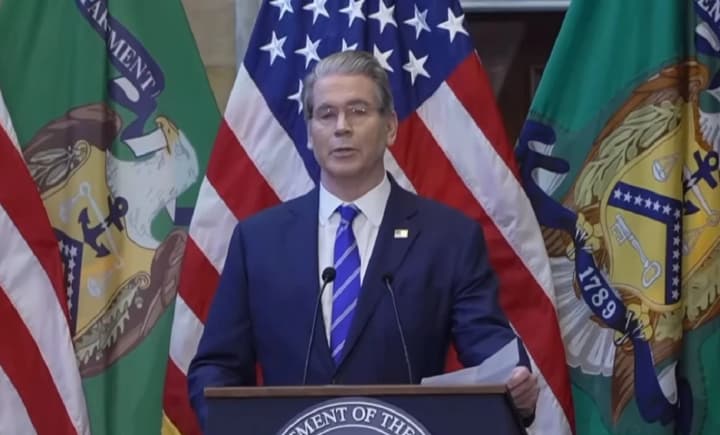 senat-ssha-gotov-razreshit-trampu-vvesti-500percent-poshlini-na-kitai-za-pokupku-rossiiskoi-nefti-bessent